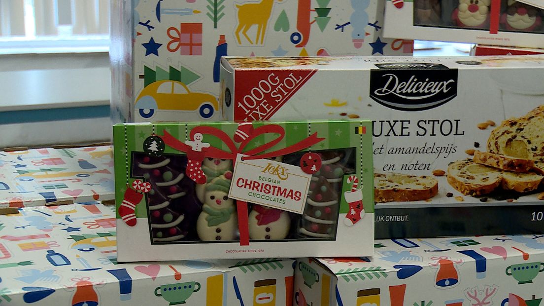Gesloten winkels brengen hun onverkochte kerstlekkernijen bij de voedselbank