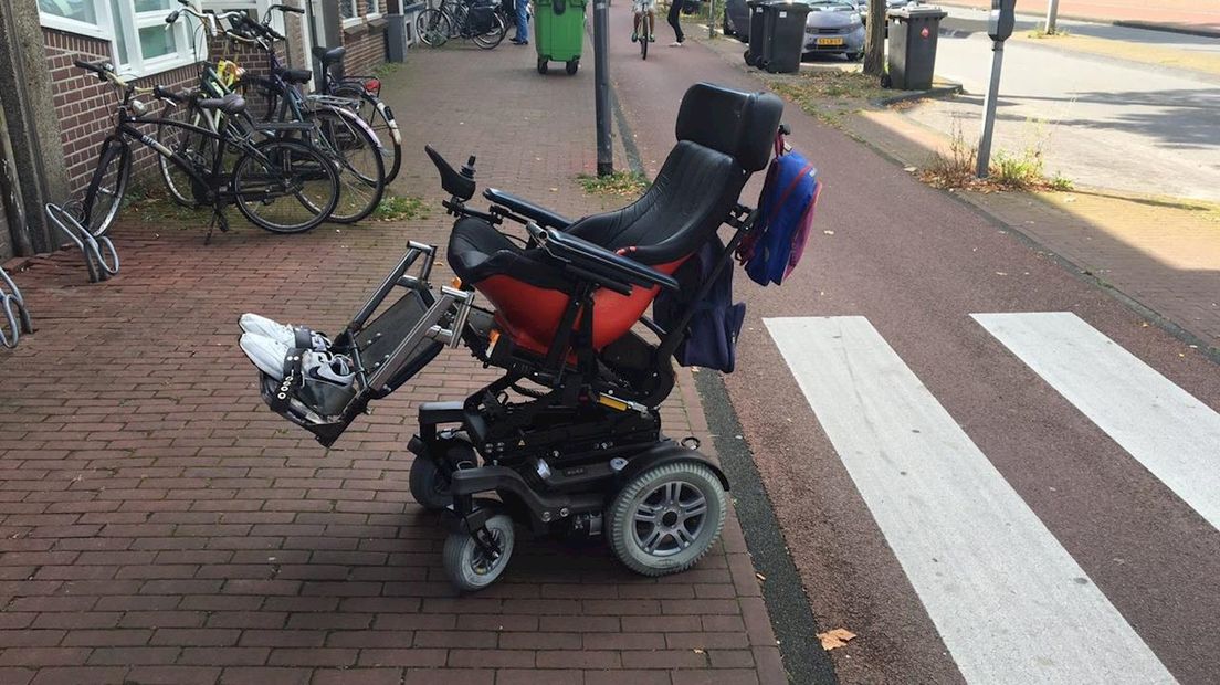 Gehandicapte man in rolstoel met spoed naar ziekenhuis na aanrijding in Deventer