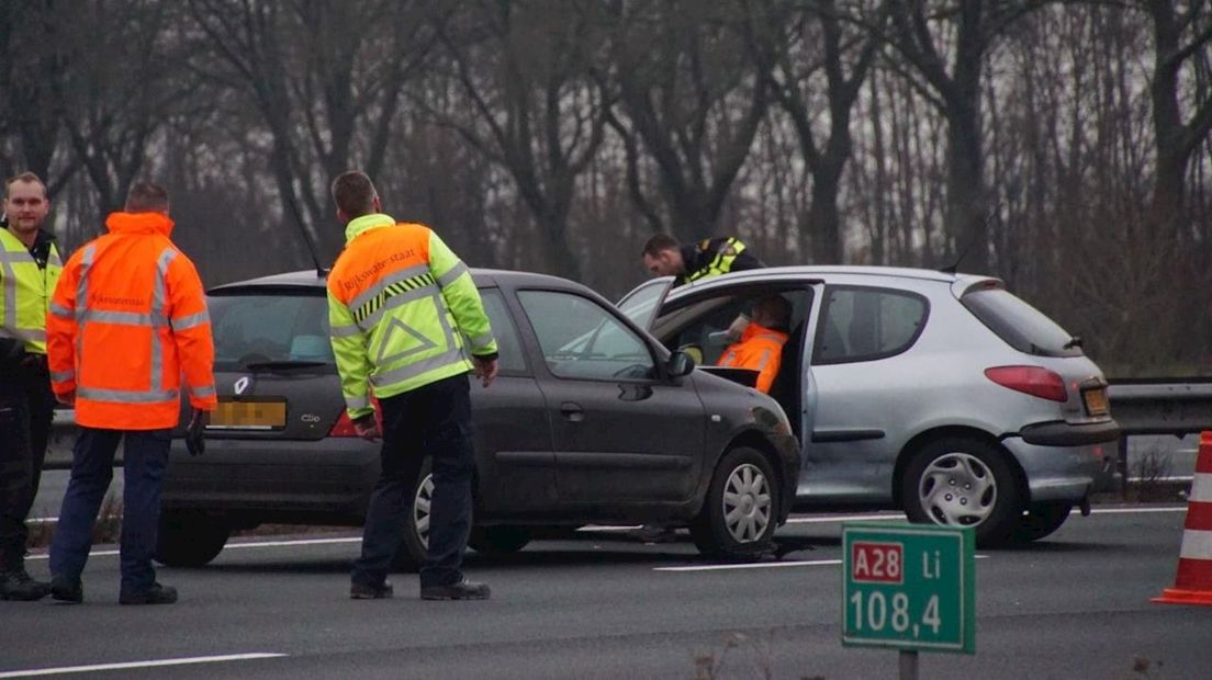 Door een ongeluk op de A28 bij Nieuwleusen staat het verkeer vast