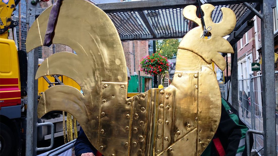 75 meter de lucht in om haan terug te zetten op Oude Kerk Delft