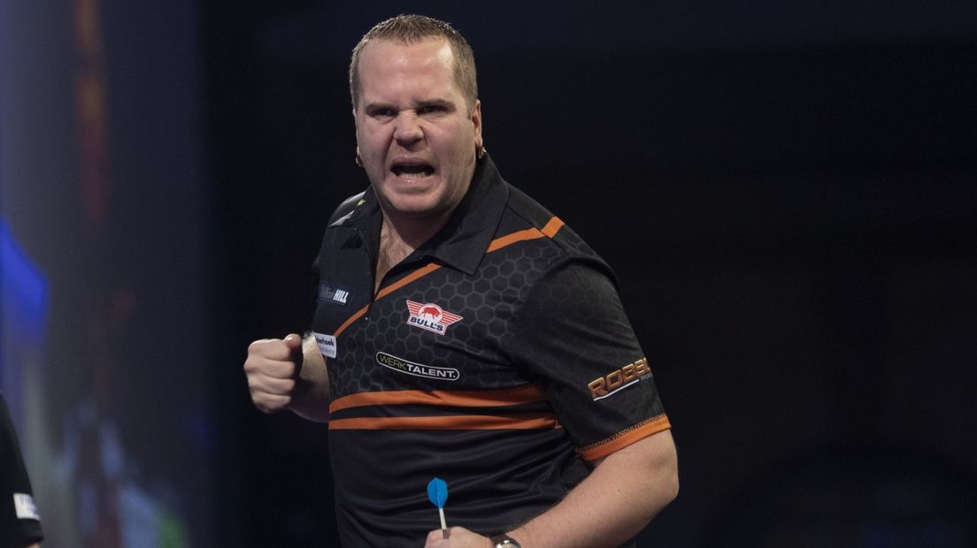Sensationele comeback op WK darts Van Duijvenbode naar de volgende ronde Omroep West Sensationele comeback op WK darts Van Duijvenbode naar de volgende ronde Omroep West