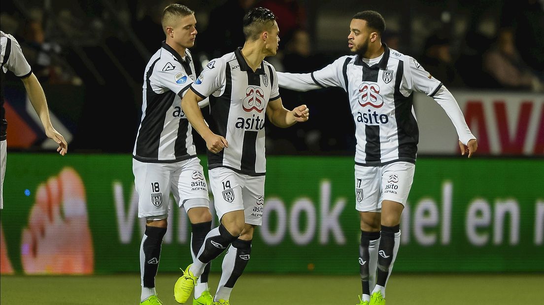Brandley Kuwas krijgt de felicitaties