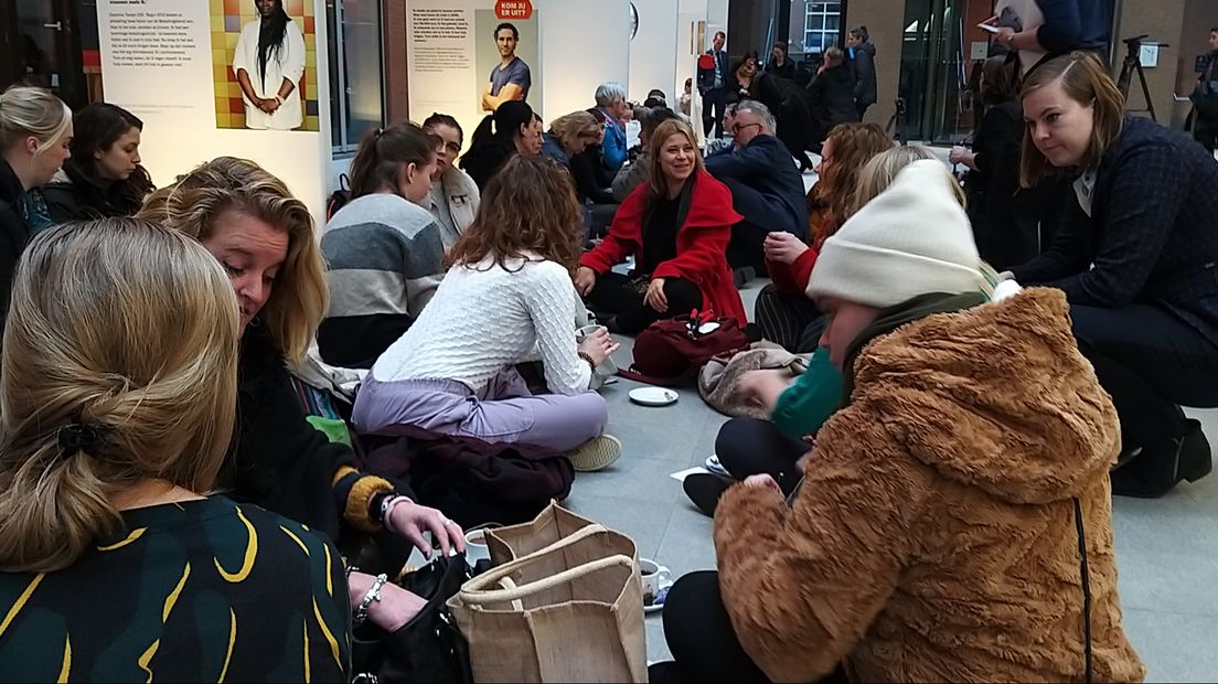 Sit-in van medestanders van Charlotte Bouwman I