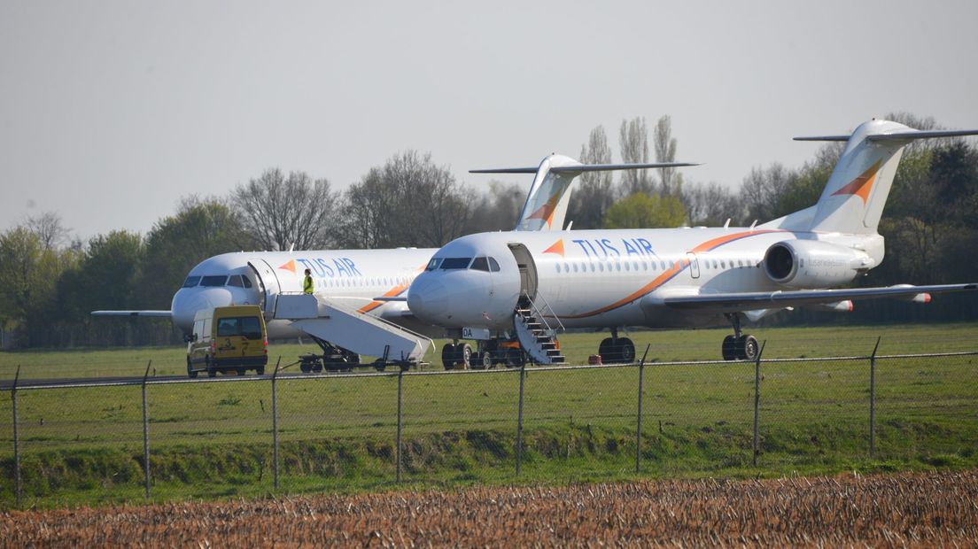 Vliegtuigen parkeren op Groningen Airport Eelde (Rechten: Van Oost Media)