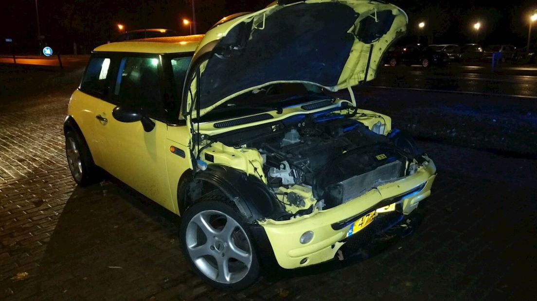Auto beschadigd na botsing in Enschede
