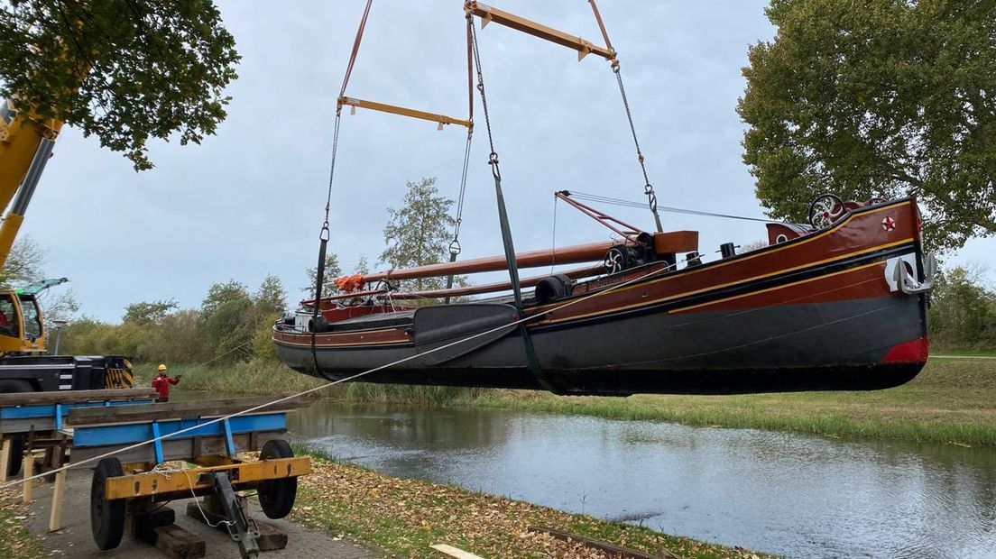 Turfschip is op het droge getakeld