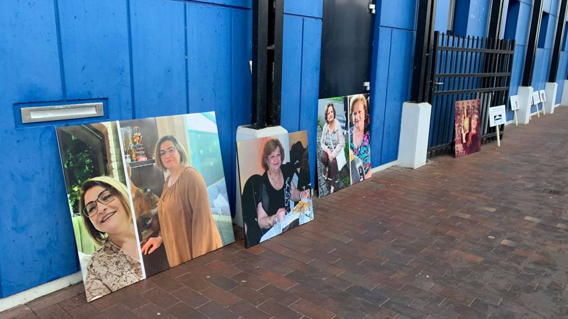 Foto's van de slachtoffers van het kruisboogdrama in Almelo staan bij de rechtbank.