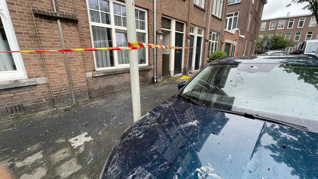 Een deel van de stoep is afgezet vanwege brandresten