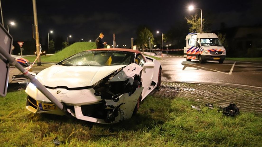 De sportwagen van 300.000 euro raakte zwaar beschadigd.