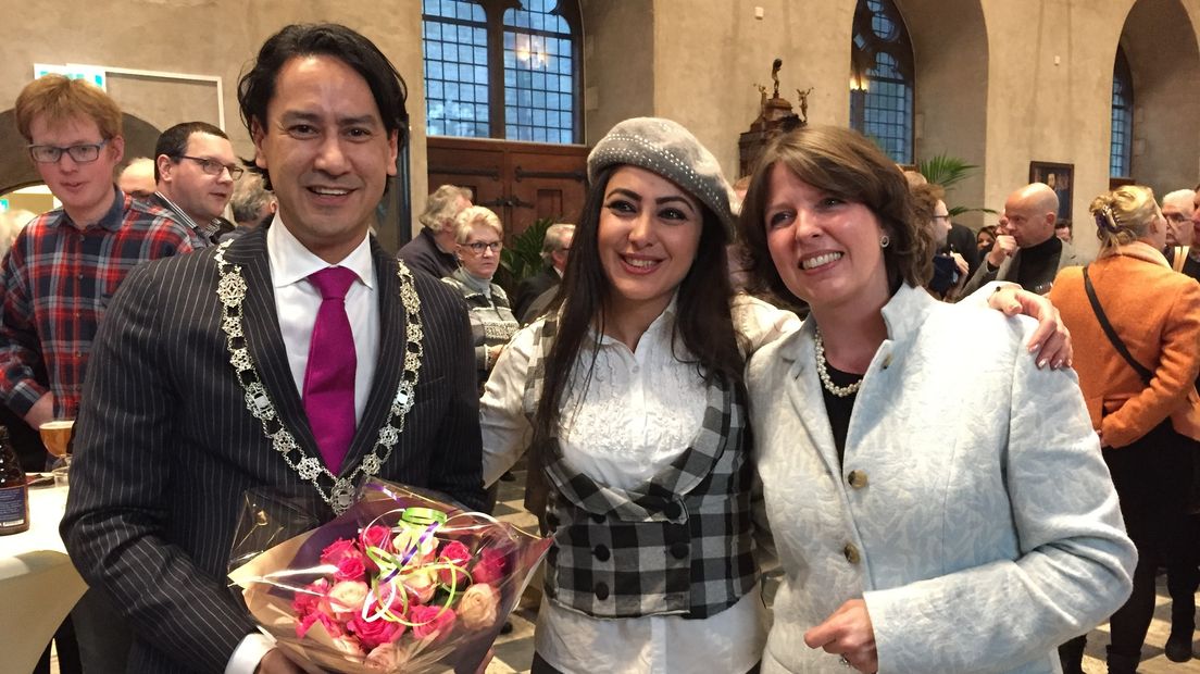 Burgemeester Harald Bergmann en zijn vrouw met Yara (midden)