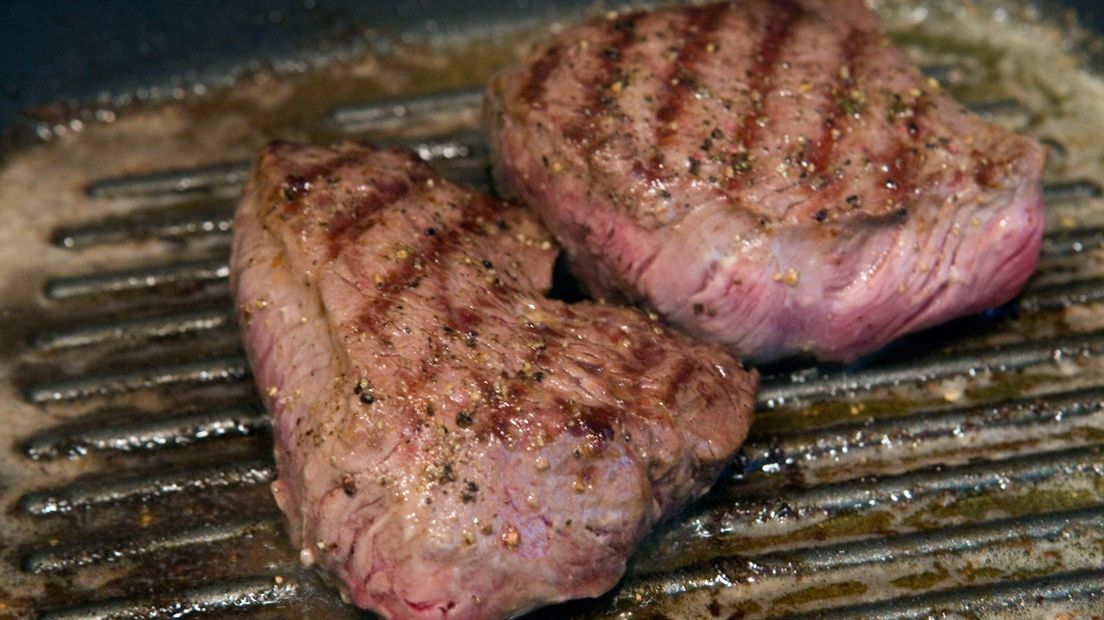 Vlees op een barbecue