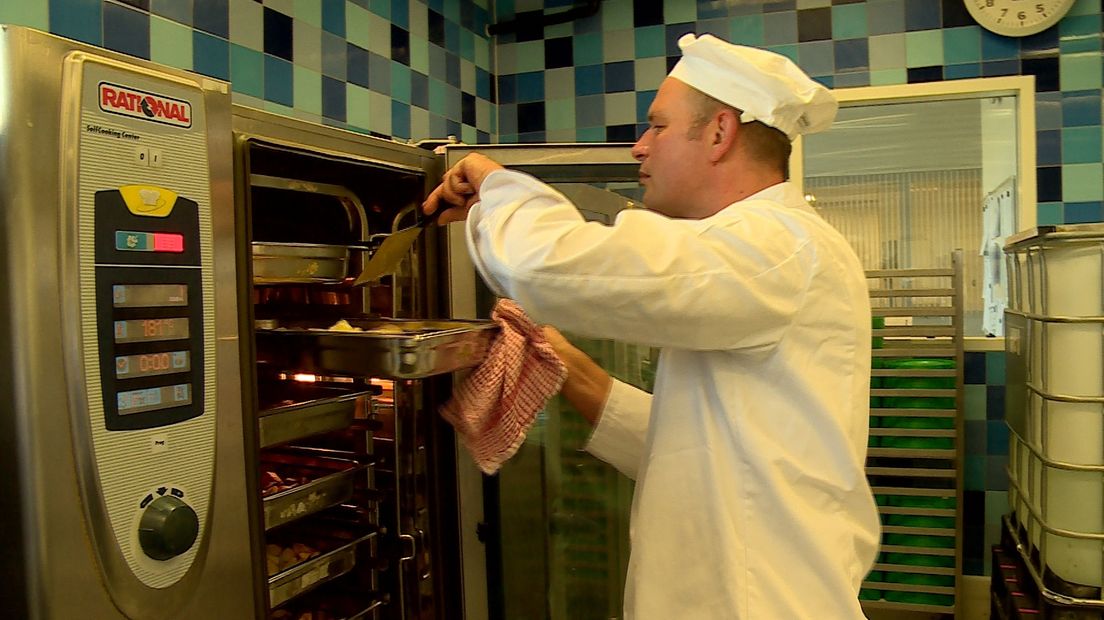 Bij Tafel Thuis in Middelburg wordt druk gewerkt aan 2000 kerstdiners voor ouderen