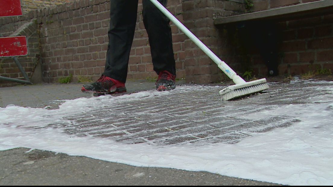 Medewerkers sportcentrum moeten stoepkrijt weghalen (video)
