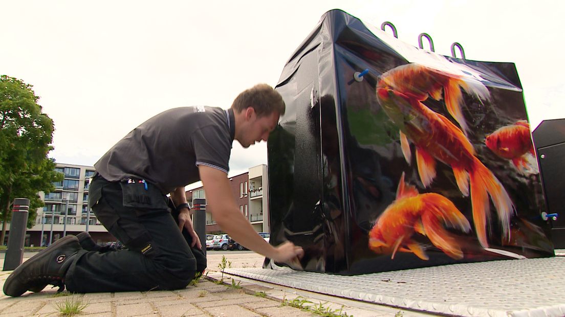 Beroemde kunstenaar maakt kunstwerk van afvalcontainers.