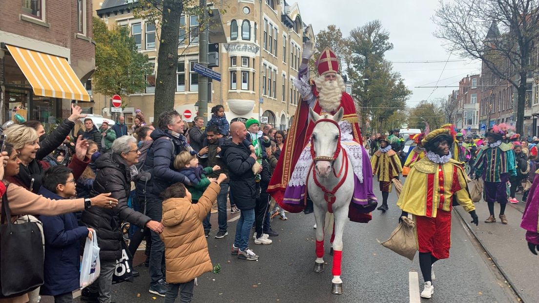 De Sint wandelt op zijn paard door de stad
