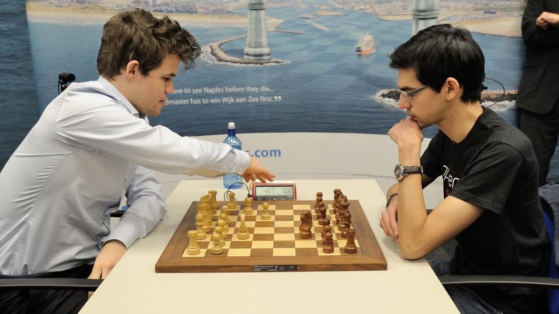 Anish Giri (rechts) in een eerdere partij tegen Magnus Carlsen.