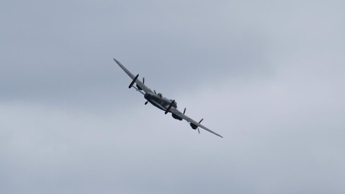 Lancaster vliegt over herdenking Markelo