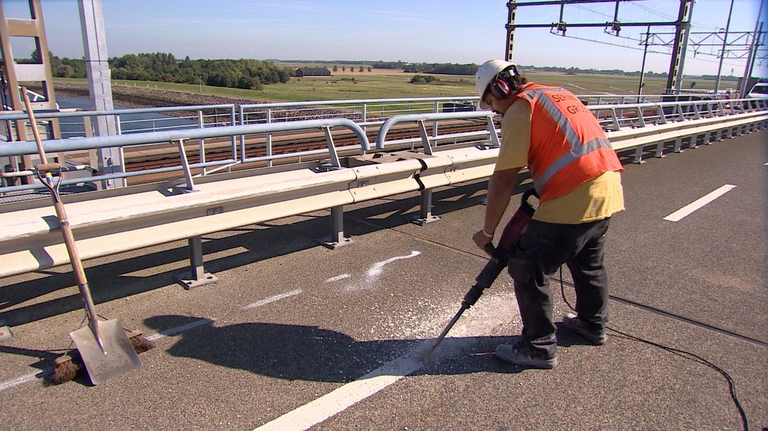 De vlakebrug krijgt een nieuwe asfaltlaag