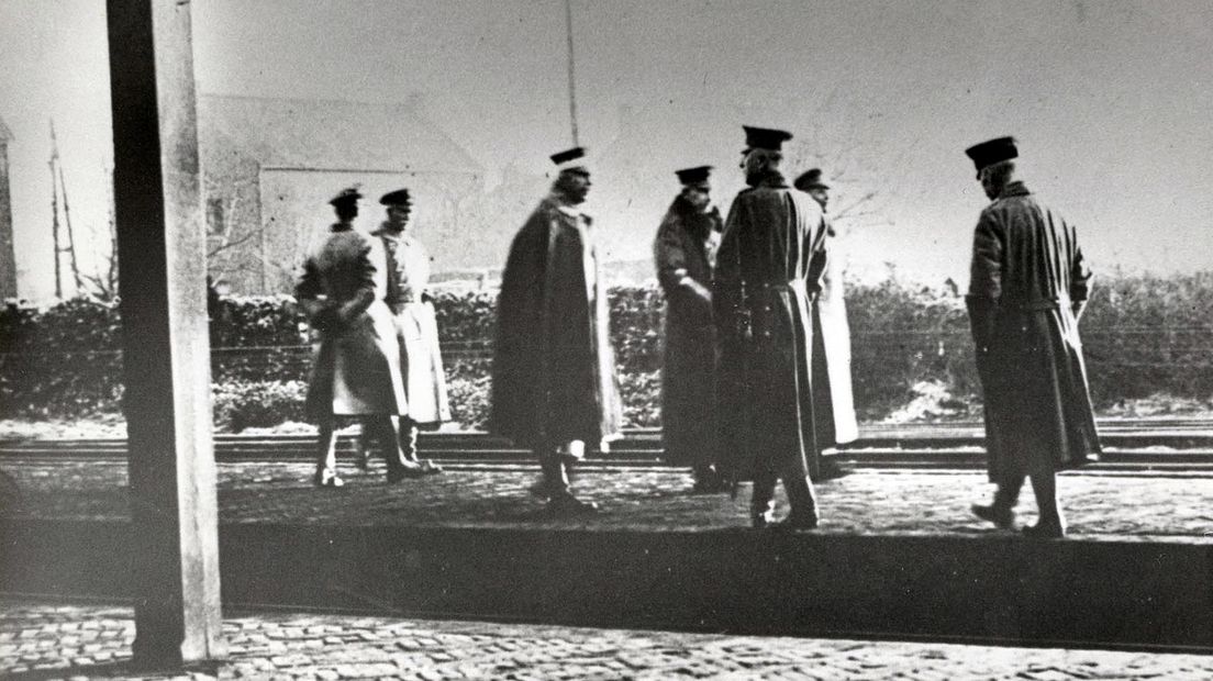 Keizer Wilhelm II en zijn gevolg bij de Nederlandse grens op 10 november 1918.