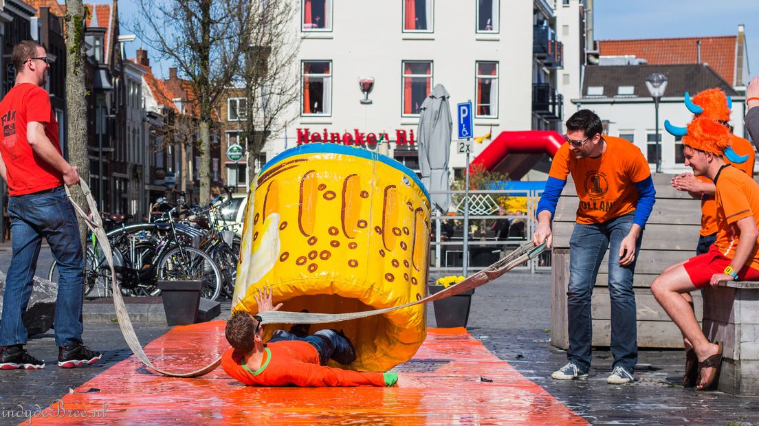 Kroegenganzenbord in Vlissingen tijdens Koningsdag
