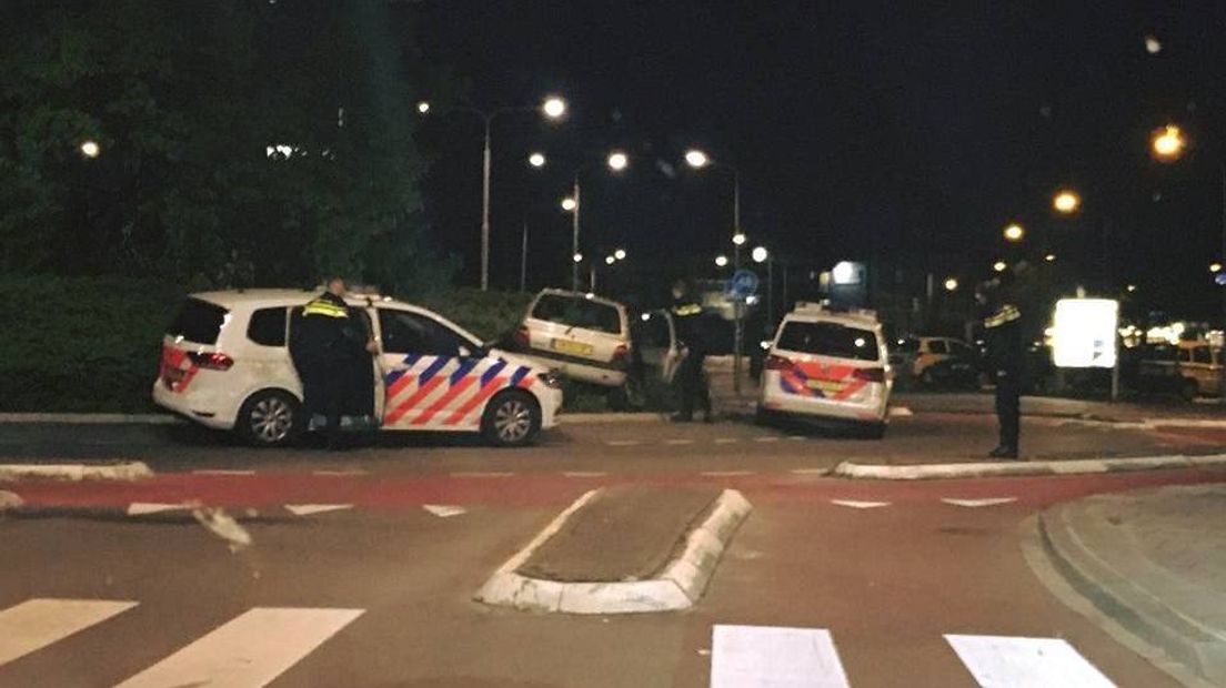 Automobilist rijdt dronken dwars over een rotonde