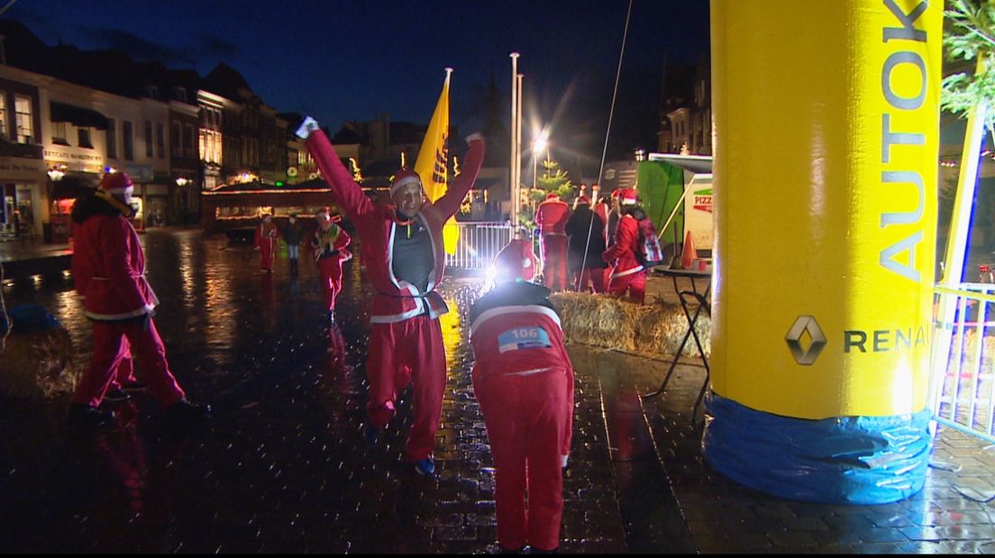 Deelnemers bij de finish van de Santa Run in Zierikzee