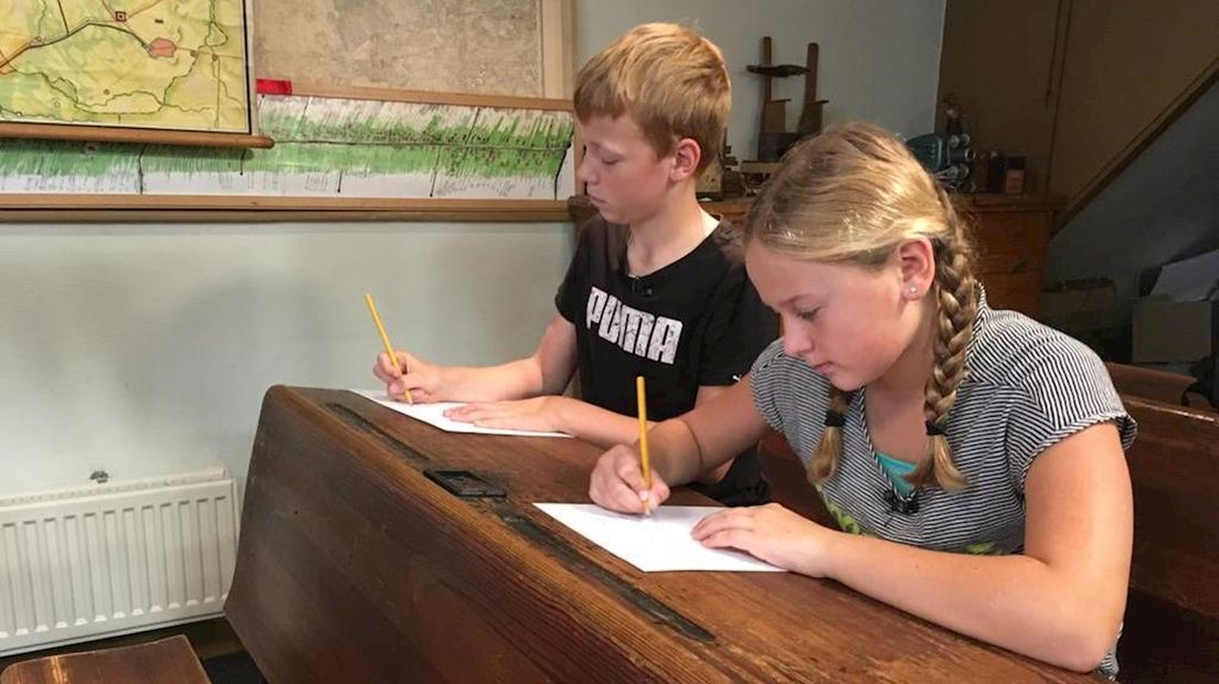 Yurre en Feline schrijven hun wens voor Vriezenveen op.