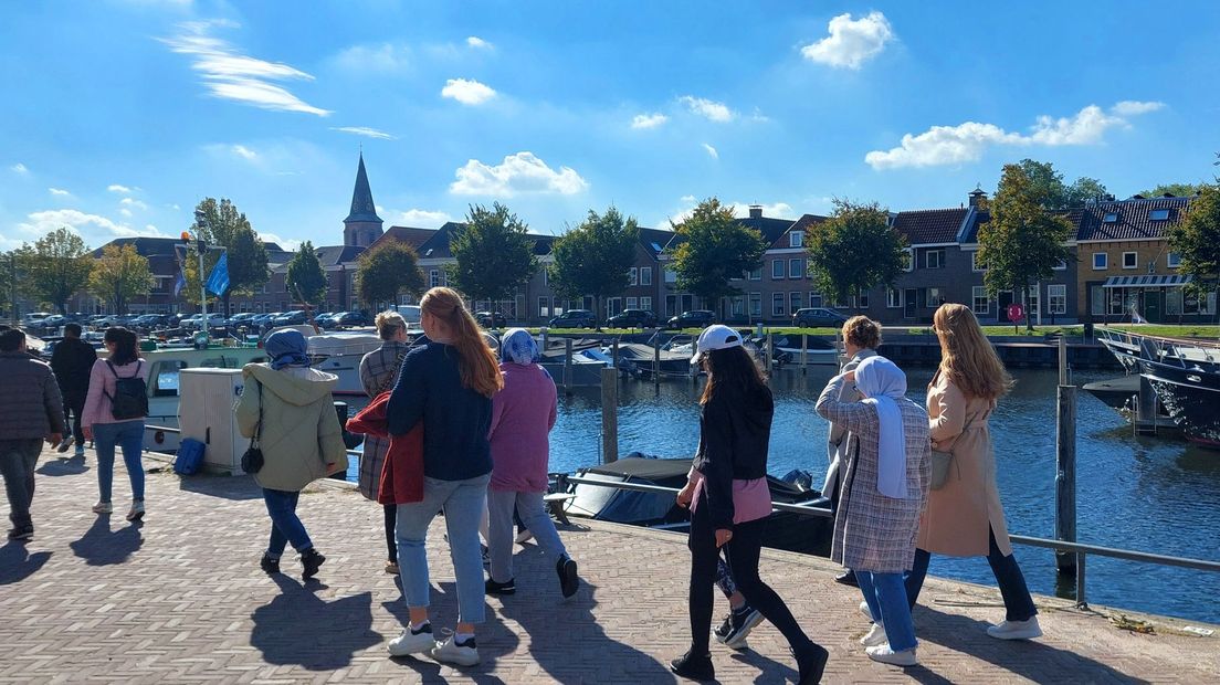 De asielzoekers krijgen een rondleiding door Genemuiden.