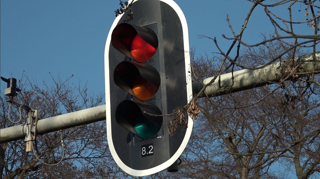 De oversteekplaats op de Graafseweg in Nijmegen ter hoogte van de Verbindingsweg is levensgevaarlijk en moet aangepakt worden. Dat vinden buurtbewoners. Woensdagavond bieden ze ruim 450 handtekeningen aan bij de gemeente.