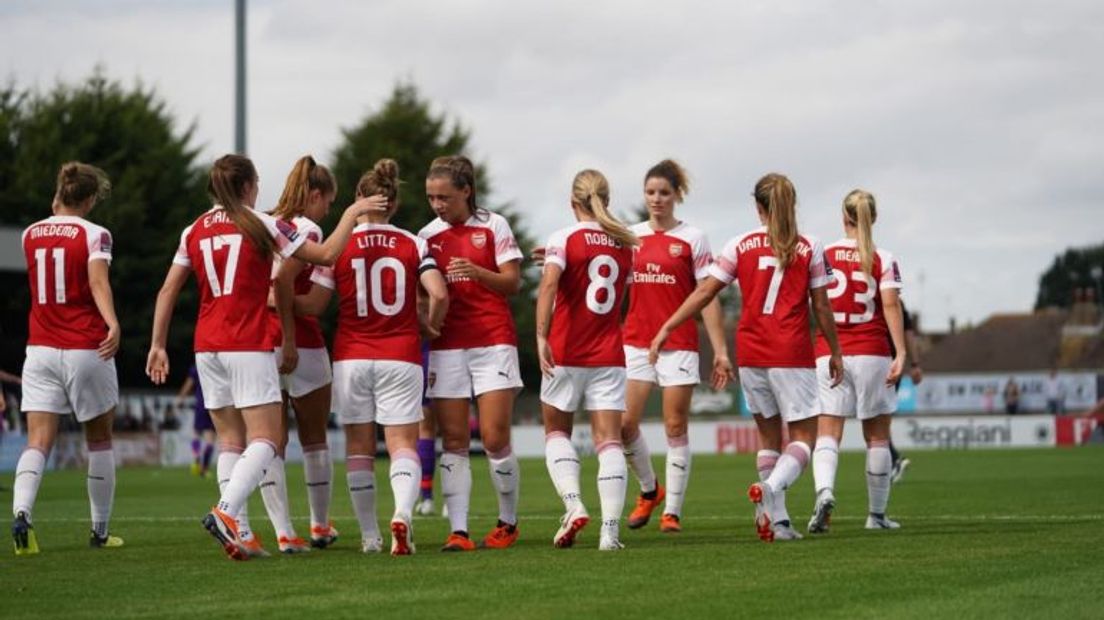 De vrouwen van Arsenal vieren de zege op Liverpool (Rechten: Twitter Arsenal Women)
