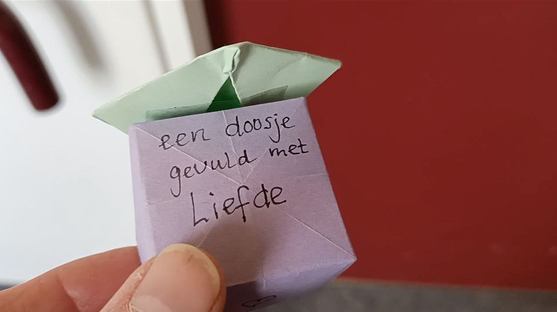 Bewoners zorginstellingen krijgen bloemen, kaarten, tekeningen en een 'doosje met liefde' - RTV Dren
