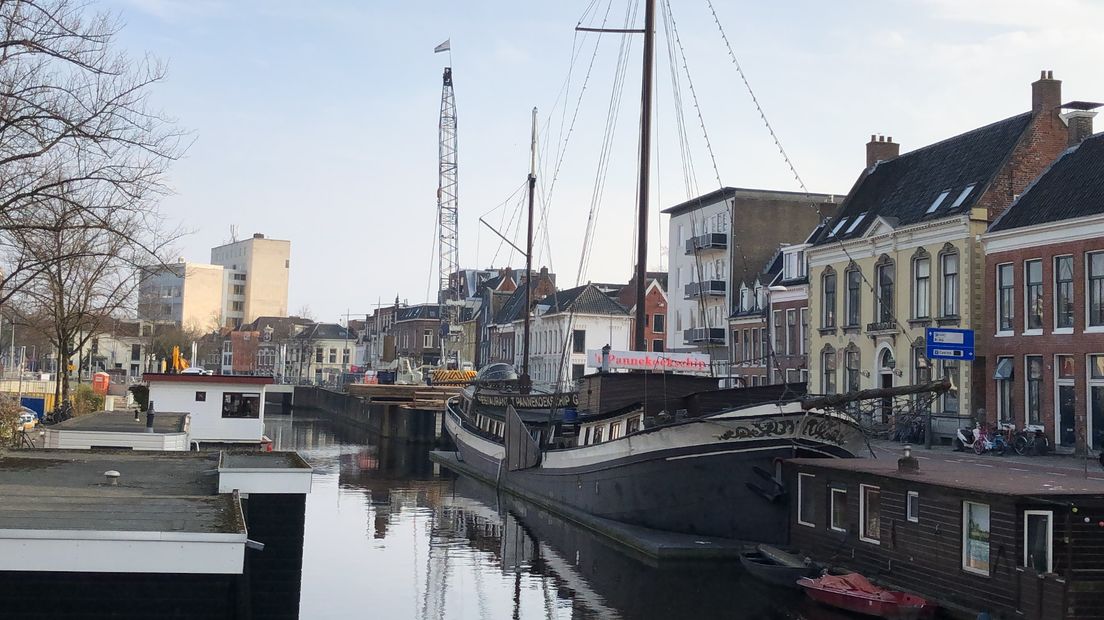 Achter 't Pannekoekschip is al begonnen met de bouwwerkzaamheden voor de Kattenbrug