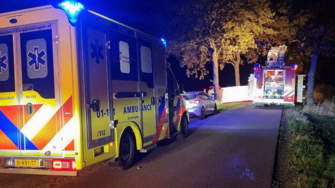 Brandweerlieden en ambulancepersoneel verlenen eerste hulp