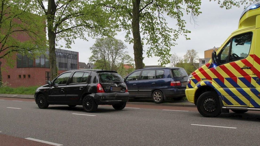 Auto aan achterzijde geraakt