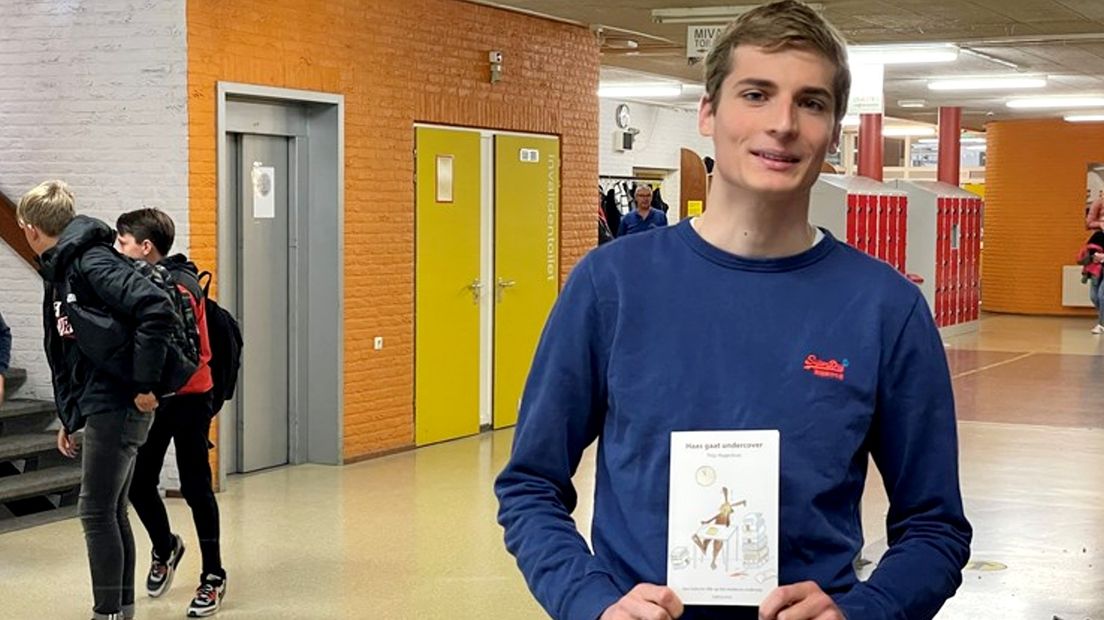 Thijs Hogenhuis met zijn boek 'Haas gaat undercover'