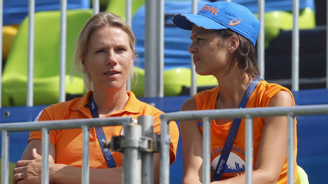Esther Vergeer (links) met haar zus in Rio
