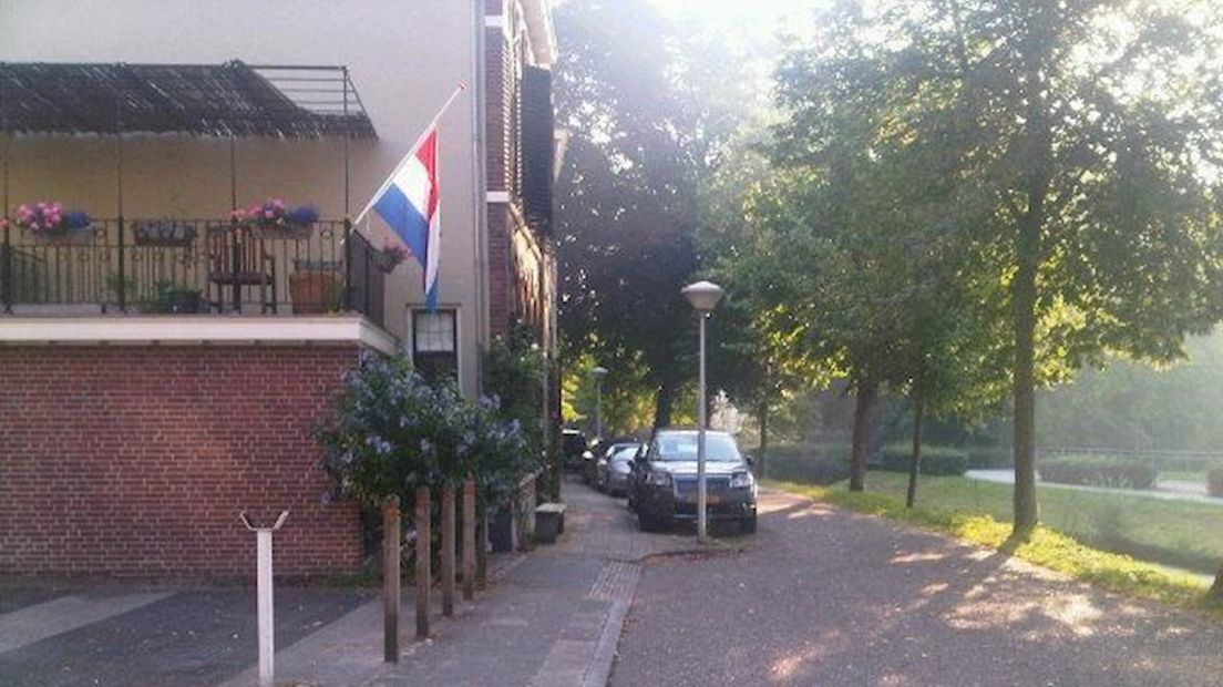 Vlag halfstok bij woning Zwolle