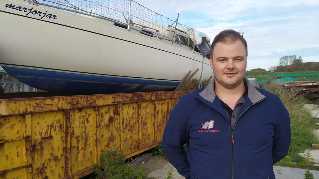 Jan van der Putten is sinds kort eigenaar van de aangespoelde zeilboot