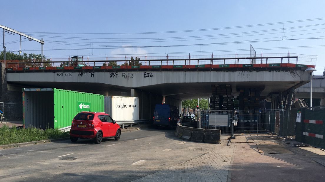 Auto's kunnen weer onder de Cartesiusweg onder het spoorviaduct door