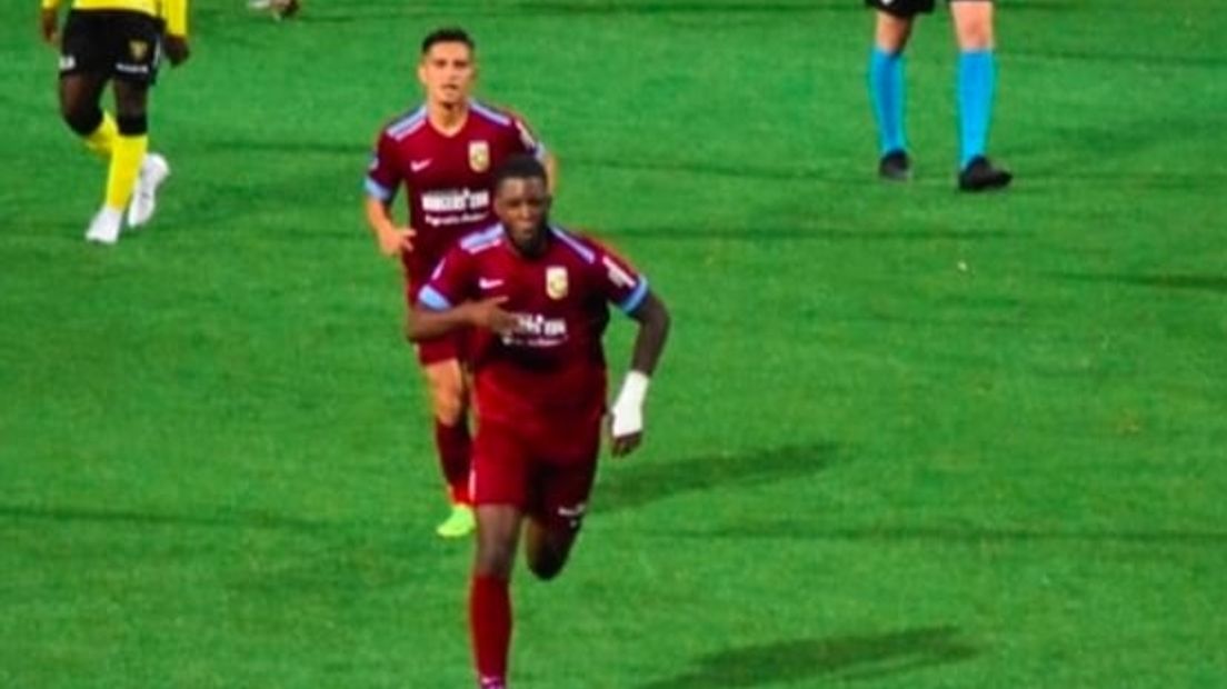 Vitesse-middenvelder Riechedly Bazoer is uit de selectie gezet bij Vitesse. Dat gebeurde na een handgemeen met zijn medespeler Jay-Roy Grot op de training afgelopen woensdag.