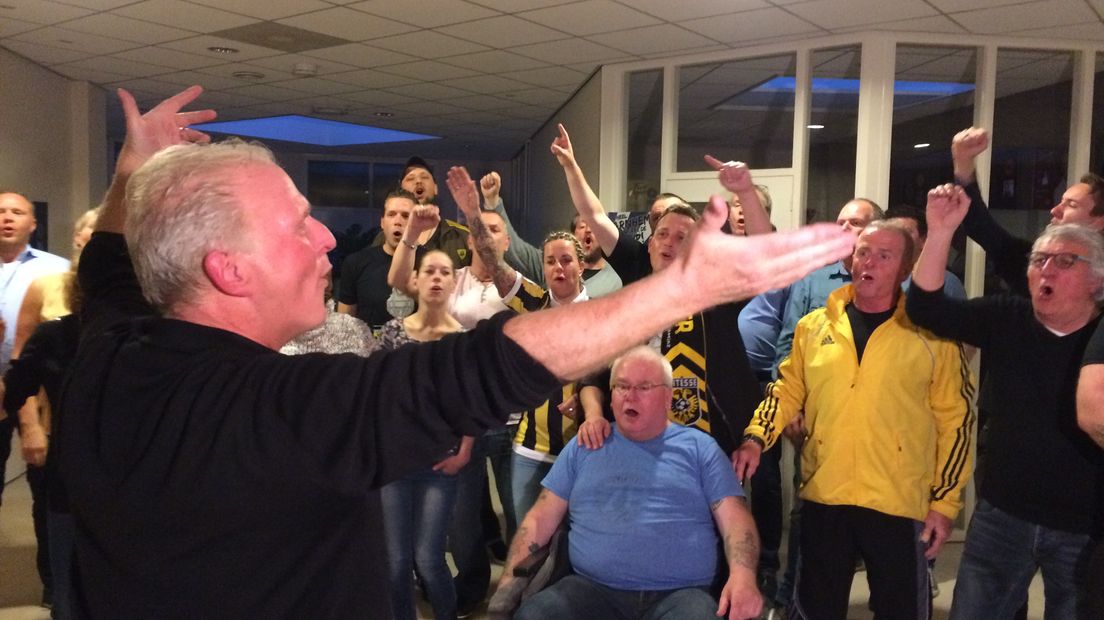 Normaal zingen ze hun longen uit hun lijf in het Arnhemse stadion GelreDome, maar zo'n 40 Vitesse-supporters deden dat nu ook in de studio van muziekproducent Emile Hartkamp. Ze zijn het achtergrondkoor voor het nieuwe clublied 'Ernems Trots' van de Arnhemse eredivisionist.