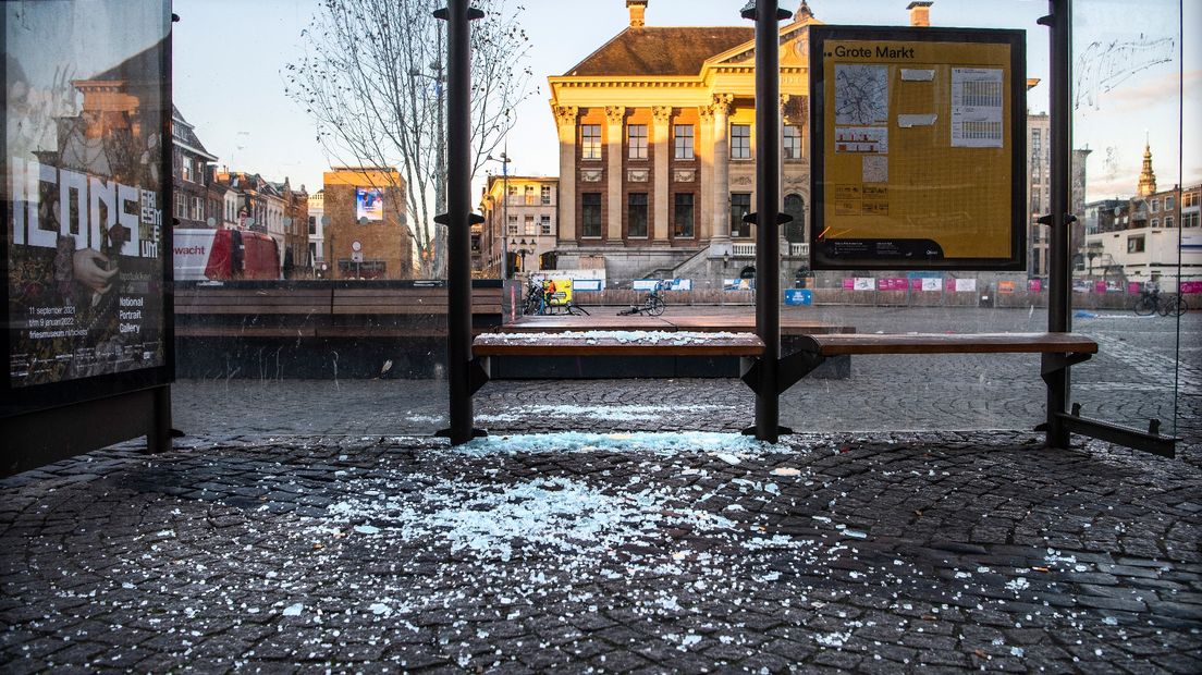 Een gesneuveld bushokje voor het Stadhuis in Stad