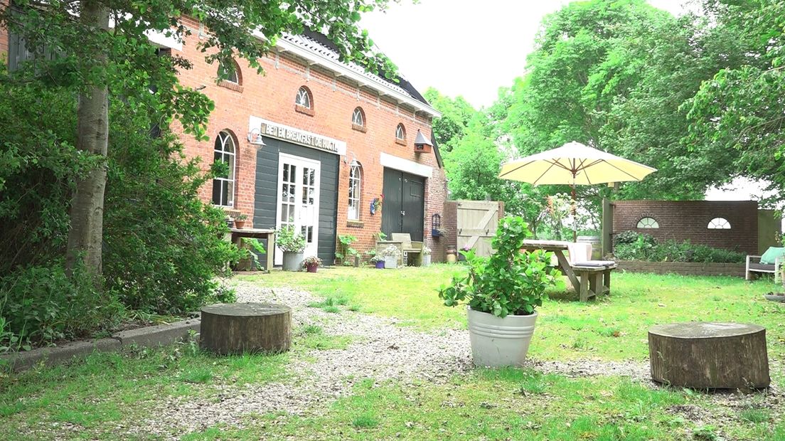 De gasten van de bed and breakfast hebben een tuin