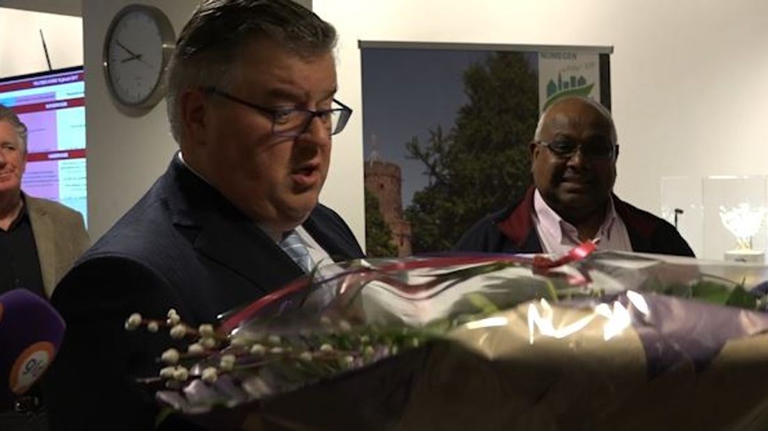 Bewoners van het woonwagenkamp aan de Ackerbroekweg in Nijmegen hebben burgemeester Hubert Bruls woensdagavond een bloemetje overhandigd. Daarmee boden ze hun excuses aan voor de doodsbedreiging die een bewoner uitte richting raadsleden.