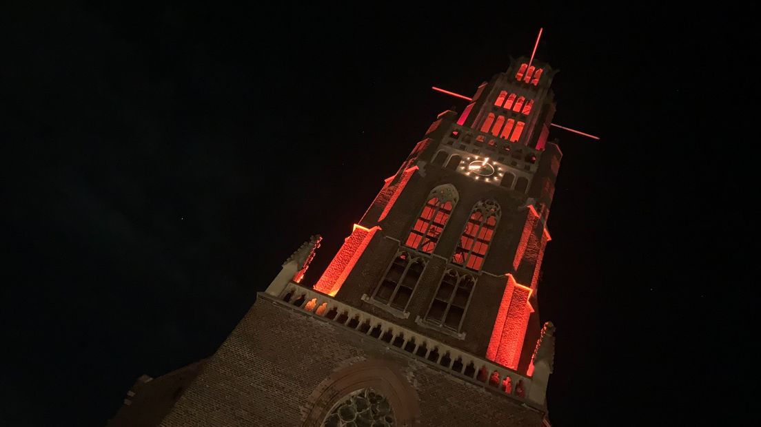 Sint-Landricuskerk in Echt kleurt rood