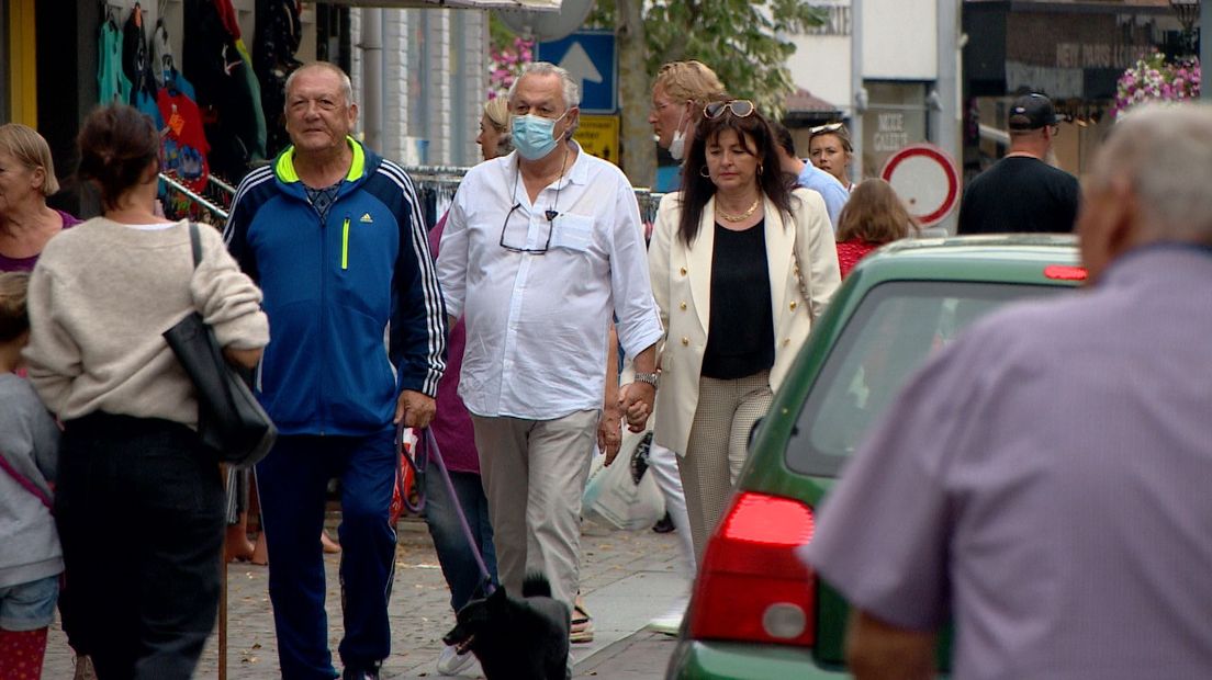 Winkelen in Sluis, bezoekers dragen mondkapje, winkelstraat Sluis