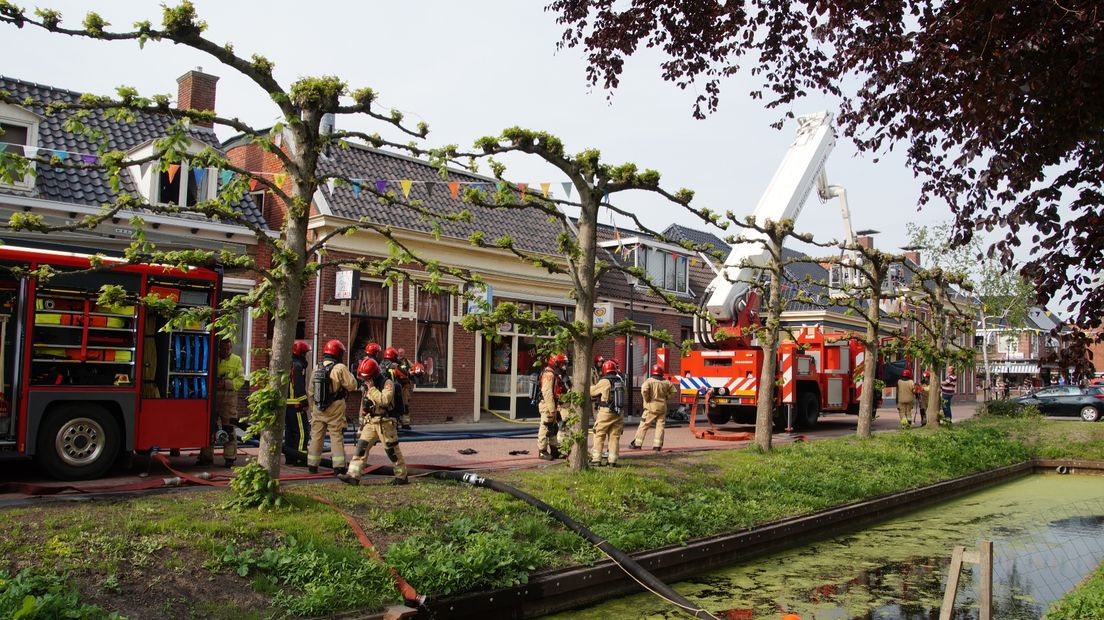 De brandweer is ter plaatse met onder andere een hoogwerker