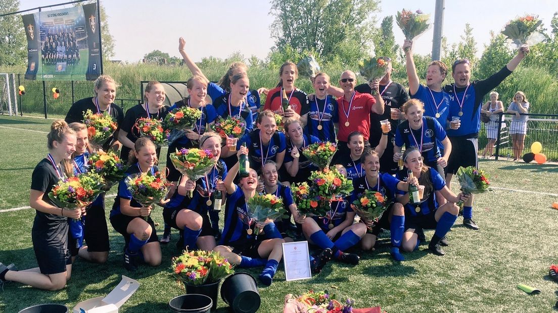 de dames van ACV pakten vanmiddag de titel in de 1e klasse B, het tweede kampioenschap op rij (Rechten: ACV-voorzitter Marco de Rijke/twitter)