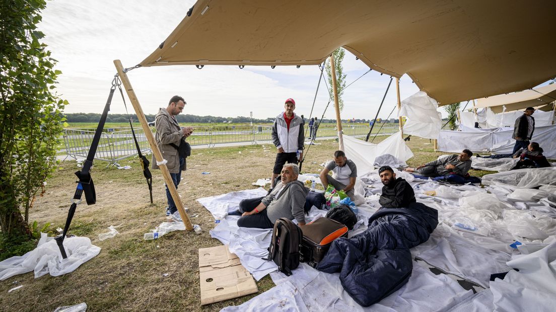 Slaapplekken voor asielzoekers die, vanwege het overvolle aanmeldcentrum Ter Apel, buiten de hekken moeten verblijven