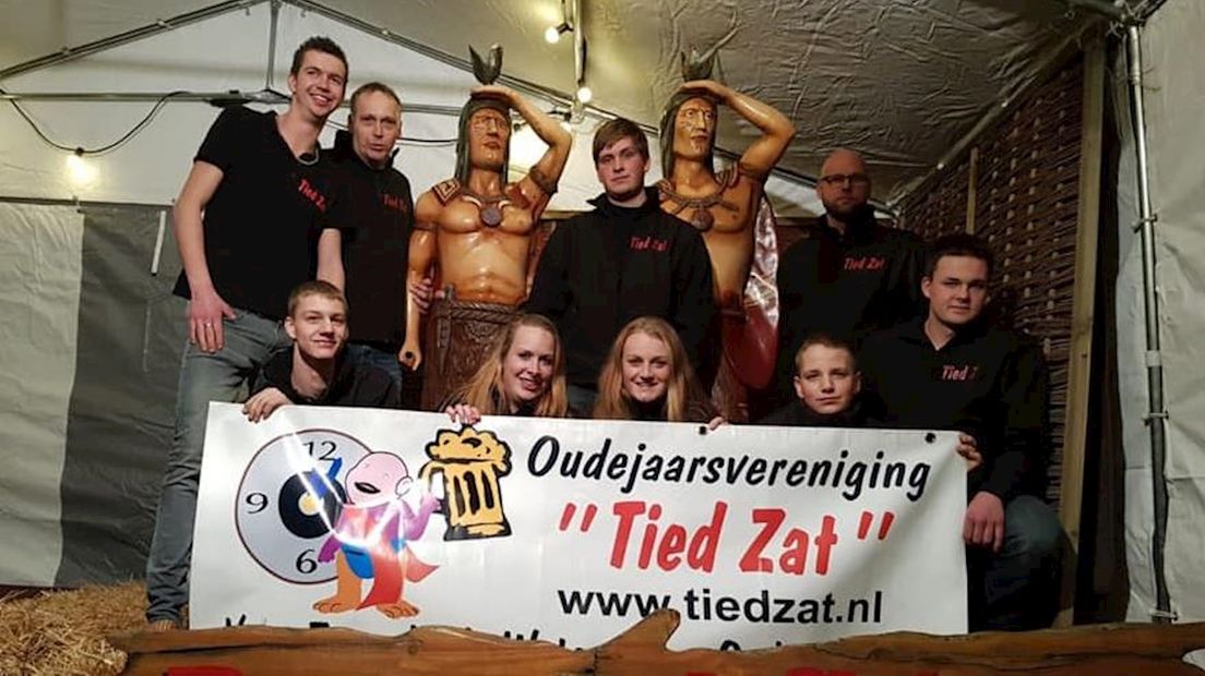 Leden van oudejaarsvereniging Tied Zat met de gestolen indianen van PonyparkCity Collendoorn
